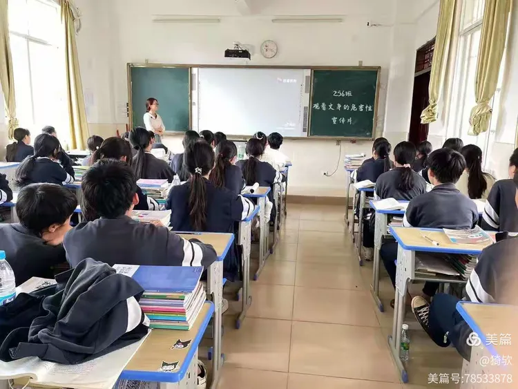 "爱护身体,拒绝纹身"谭文中学主题班会